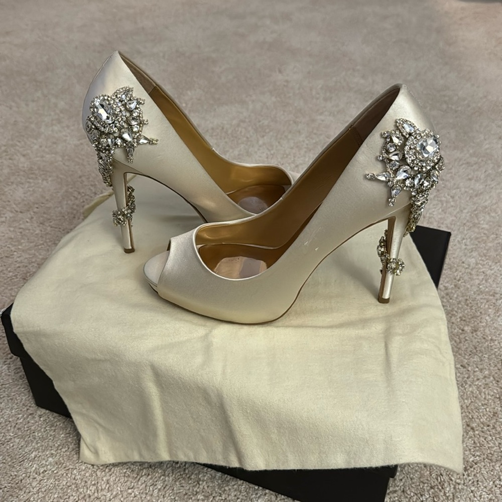 Badgley Mischka Ivory Satin Peep Toe pumps